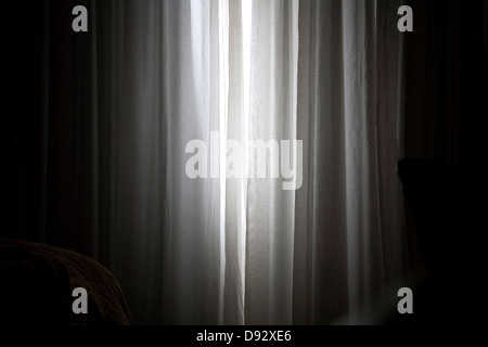 Sonnenlicht kommt durch leicht trennten sich die Vorhänge im Schlafzimmer Stockfoto