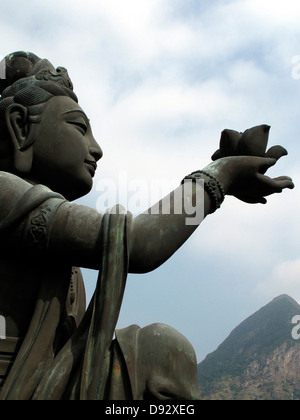 Eine Statue dem Big Buddha, Lantau Island, Hong Kong eine Lotusblüte anzubieten Stockfoto