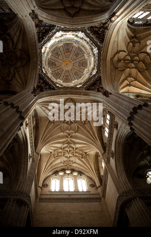 Komplizierte Designs auf die Decke im Inneren der Kathedrale Sevilla Stockfoto