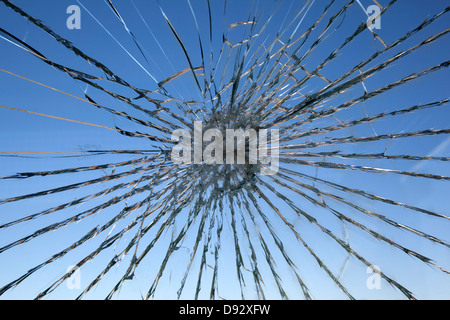 Einem klaren blauen Himmel gesehen durch eine zerbrochene Glasscheibe Stockfoto