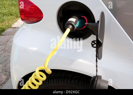 Detail eines Ladegerätes angeschlossen, ein Elektro-Auto aufladen Stockfoto