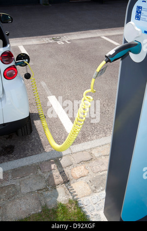 Ein Elektroauto aufladen an einer Ladestation Stockfoto