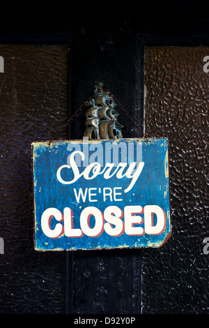 Wurden leider geschlossen Schild an der Tür ein Pub. Devon, England Stockfoto