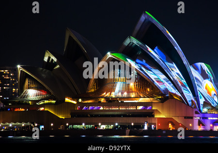 Spezielle Lichteffekte am Sydney Opera House während des jährlichen Vivid Sydney Light Festival, Australien Stockfoto