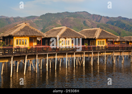 SKY LAKE RESORT besteht aus einzelnen Gästebungalows gebaut auf Pfählen am INLE-See - MYANMAR Stockfoto