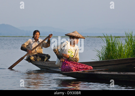 Handgemachte hölzerne Boote sind die wichtigste Form des Transports am INLE-See - MYANMAR Stockfoto