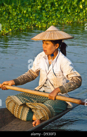 Handgemachte hölzerne Boote sind die wichtigste Form des Transports am INLE-See - MYANMAR Stockfoto