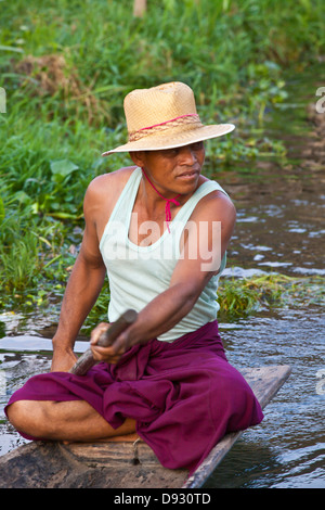 Handgemachte hölzerne Boote sind die wichtigste Form des Transports am INLE-See - MYANMAR Stockfoto