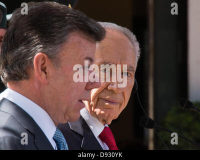 Jerusalem, Israel. 10. Juni 2013. Israeli President Shimon Peres (R) und den Präsidenten Kolumbiens, JUAN MANUEL SANTOS CALDERÓN (L), Austausch Eröffnung Aussagen im Garten der Residenz der Präsidenten als Peres beherbergt einen offiziellen Empfang für den kolumbianischen Präsidenten. Jerusalem, Israel. 10. Juni 2013.  Präsident der Republik Kolumbien, Juan Manuel Santos Calderón, begrüßte in einer offiziellen Zeremonie veranstaltet von Präsident Israels, Shimon Peres, der Präsidenten Residence. Bildnachweis: Nir Alon/Alamy Live-Nachrichten Stockfoto