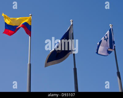 Jerusalem, Israel. 10. Juni 2013. Flaggen von Kolumbien, dem Präsidenten von Israel und dem Staat Israel (L-t-R) fliegen über den Garten in der Residenz des Präsidenten Israels Peres Kolumbiens Calderon zu einem offiziellen Staatsbesuch Willkommenszeremonie begrüßen zu dürfen. Jerusalem, Israel. 10. Juni 2013.  Präsident der Republik Kolumbien, Juan Manuel Santos Calderón, begrüßte in einer offiziellen Zeremonie veranstaltet von Präsident Israels, Shimon Peres, der Präsidenten Residence. Bildnachweis: Nir Alon/Alamy Live-Nachrichten Stockfoto