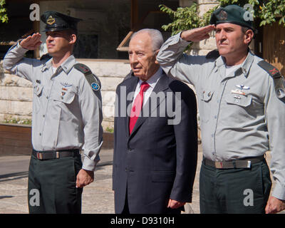 Jerusalem, Israel. 10. Juni 2013. Eine Ehrengarde IDF begrüßt Präsident von Israel, SHIMON PERES (C), vor einem offiziellen Staatsbesuch Willkommenszeremonie für den Präsidenten von Kolumbien. Jerusalem, Israel. 10. Juni 2013.  Präsident der Republik Kolumbien, Juan Manuel Santos Calderón, begrüßte in einer offiziellen Zeremonie veranstaltet von Präsident Israels, Shimon Peres, der Präsidenten Residence. Bildnachweis: Nir Alon/Alamy Live-Nachrichten Stockfoto