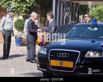 Jerusalem, Israel. 10. Juni 2013. Israelischen Präsidenten SHIMON PERES (C-L), begrüßt der Präsident Kolumbiens, JUAN MANUEL SANTOS CALDERÓN (C-R), mit einer Hand zu schütteln, wie Peres beherbergt einen offiziellen Empfang für den kolumbianischen Präsidenten. Jerusalem, Israel. 10. Juni 2013.  Präsident der Republik Kolumbien, Juan Manuel Santos Calderón, begrüßte in einer offiziellen Zeremonie veranstaltet von Präsident Israels, Shimon Peres, der Präsidenten Residence. Bildnachweis: Nir Alon/Alamy Live-Nachrichten Stockfoto