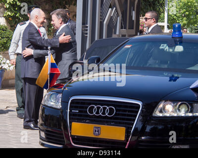 Jerusalem, Israel. 10. Juni 2013. Israels Präsident SHIMON PERES (L), erstreckt sich die Präsidenten von Kolumbien, JUAN MANUEL SANTOS CALDERON (R), Peres beherbergt einen offiziellen Empfang für den kolumbianischen Präsidenten. Jerusalem, Israel. 10. Juni 2013.  Präsident der Republik Kolumbien, Juan Manuel Santos Calderón, begrüßte in einer offiziellen Zeremonie veranstaltet von Präsident Israels, Shimon Peres, der Präsidenten Residence. Bildnachweis: Nir Alon/Alamy Live-Nachrichten Stockfoto