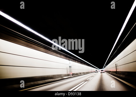 Autos fahren durch tunnel Stockfoto