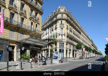 Haussmannian Buildings (c schl.), incl. Starbucks Pavement Cafe oder Coffee Shop in der Rue de la Republique (renoviert ab 2005) Marseille Provence France Stockfoto