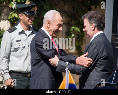 Jerusalem, Israel. 10. Juni 2013. Israels Präsident SHIMON PERES (L), erstreckt sich die Präsidenten von Kolumbien, JUAN MANUEL SANTOS CALDERON (R), Peres beherbergt einen offiziellen Empfang für den kolumbianischen Präsidenten. Jerusalem, Israel. 10. Juni 2013.  Präsident der Republik Kolumbien, Juan Manuel Santos Calderón, begrüßte in einer offiziellen Zeremonie veranstaltet von Präsident Israels, Shimon Peres, der Präsidenten Residence. Bildnachweis: Nir Alon/Alamy Live-Nachrichten Stockfoto