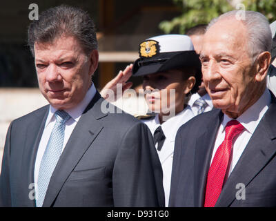 Jerusalem, Israel. 10. Juni 2013. Israeli President Shimon Peres (R) und den Präsidenten Kolumbiens, JUAN MANUEL SANTOS CALDERÓN (L), hören die beiden Staaten Nationalhymnen in der Präsidenten-Residenz da Peres eine offizielle staatliche Begrüßungsempfang für den kolumbianischen Präsidenten host. Jerusalem, Israel. 10. Juni 2013.  Präsident der Republik Kolumbien, Juan Manuel Santos Calderón, begrüßte in einer offiziellen Zeremonie veranstaltet von Präsident Israels, Shimon Peres, der Präsidenten Residence. Bildnachweis: Nir Alon/Alamy Live-Nachrichten Stockfoto