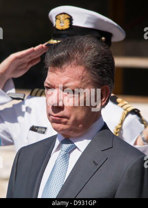 Jerusalem, Israel. 10. Juni 2013. Präsident der Republik Kolumbien, JUAN MANUEL SANTOS CALDERÓN steht, die Nationalhymnen im Garten der Residenz der israelischen Präsidenten zu hören, da Peres eine offizielle staatliche Begrüßungsempfang für den kolumbianischen Präsidenten host. Jerusalem, Israel. 10. Juni 2013.  Präsident der Republik Kolumbien, Juan Manuel Santos Calderón, begrüßte in einer offiziellen Zeremonie veranstaltet von Präsident Israels, Shimon Peres, der Präsidenten Residence. Bildnachweis: Nir Alon/Alamy Live-Nachrichten Stockfoto