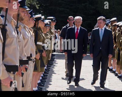 Jerusalem, Israel. 10. Juni 2013. Israelische Präsident SHIMON PERES (L) und die Präsidenten von Kolumbien, JUAN MANUEL SANTOS CALDERON (R), Umfrage eine IDF zu Ehren bewachen einen offiziellen Empfang im Garten der Residenz der Präsidenten als Peres Gastgeber für den kolumbianischen Präsidenten. Jerusalem, Israel. 10. Juni 2013.  Präsident der Republik Kolumbien, Juan Manuel Santos Calderón, begrüßte in einer offiziellen Zeremonie veranstaltet von Präsident Israels, Shimon Peres, der Präsidenten Residence. Bildnachweis: Nir Alon/Alamy Live-Nachrichten Stockfoto