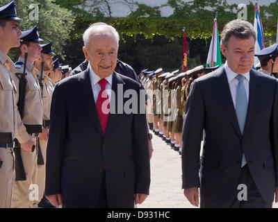 Jerusalem, Israel. 10. Juni 2013. Israelische Präsident SHIMON PERES (L) und die Präsidenten von Kolumbien, JUAN MANUEL SANTOS CALDERON (R), Umfrage eine IDF zu Ehren bewachen einen offiziellen Empfang im Garten der Residenz der Präsidenten als Peres Gastgeber für den kolumbianischen Präsidenten. Jerusalem, Israel. 10. Juni 2013.  Präsident der Republik Kolumbien, Juan Manuel Santos Calderón, begrüßte in einer offiziellen Zeremonie veranstaltet von Präsident Israels, Shimon Peres, der Präsidenten Residence. Bildnachweis: Nir Alon/Alamy Live-Nachrichten Stockfoto