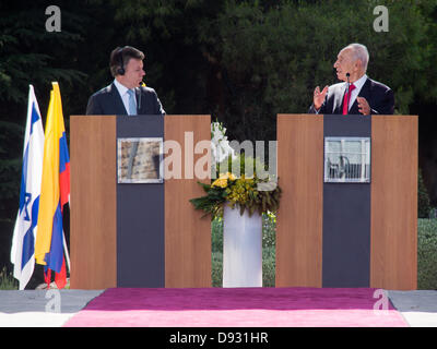 Jerusalem, Israel. 10. Juni 2013. Israeli President Shimon Peres (R) und den Präsidenten Kolumbiens, JUAN MANUEL SANTOS CALDERÓN (L), Austausch Eröffnung Aussagen im Garten der Residenz der Präsidenten als Peres beherbergt einen offiziellen Empfang für den kolumbianischen Präsidenten. Jerusalem, Israel. 10. Juni 2013.  Präsident der Republik Kolumbien, Juan Manuel Santos Calderón, begrüßte in einer offiziellen Zeremonie veranstaltet von Präsident Israels, Shimon Peres, der Präsidenten Residence. Bildnachweis: Nir Alon/Alamy Live-Nachrichten Stockfoto