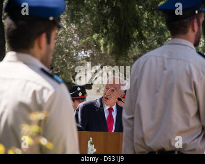 Jerusalem, Israel. 10. Juni 2013. Israels Präsident SHIMON PERES befasst sich mit den Präsidenten von Kolumbien, Calderon, machen eine Eröffnungsrede im Garten der Residenz des Präsidenten, als er einen offiziellen Empfang für den kolumbianischen Präsidenten bewirtet. Jerusalem, Israel. 10. Juni 2013.  Präsident der Republik Kolumbien, Juan Manuel Santos Calderón, begrüßte in einer offiziellen Zeremonie veranstaltet von Präsident Israels, Shimon Peres, der Präsidenten Residence. Bildnachweis: Nir Alon/Alamy Live-Nachrichten Stockfoto