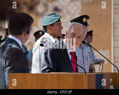 Jerusalem, Israel. 10. Juni 2013. Israeli President Shimon Peres (R) und den Präsidenten Kolumbiens, JUAN MANUEL SANTOS CALDERÓN (L), Austausch Eröffnung Aussagen im Garten der Residenz der Präsidenten als Peres beherbergt einen offiziellen Empfang für den kolumbianischen Präsidenten. Jerusalem, Israel. 10. Juni 2013.  Präsident der Republik Kolumbien, Juan Manuel Santos Calderón, begrüßte in einer offiziellen Zeremonie veranstaltet von Präsident Israels, Shimon Peres, der Präsidenten Residence. Bildnachweis: Nir Alon/Alamy Live-Nachrichten Stockfoto