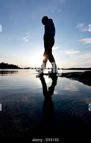 Silhouette der Mann zu Fuß Stockfoto