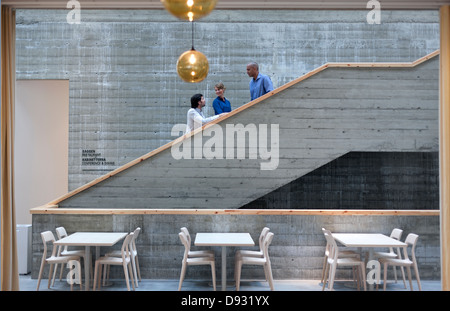 Männer und Frauen sprechen auf Treppe Stockfoto