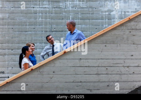 Männer und Frauen reden auf Treppe Stockfoto