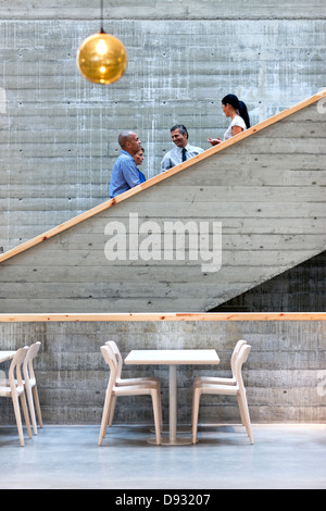 Männer und Frauen reden auf Treppe Stockfoto