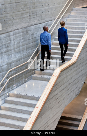 Mann und Frau zu Fuß auf der Treppe Stockfoto