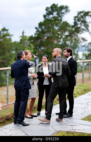 Unternehmer und Unternehmerinnen diskutieren im freien Stockfoto