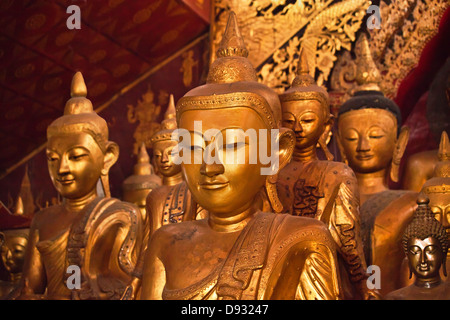 Alte hölzerne BUDDHA-Statuen in der Hauptkapelle des WAT JONG KHAM - KENGTUNG auch bekannt als KYAINGTONG, MYANMAR Stockfoto