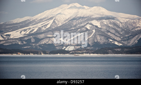 See Tazawa im Winter mit Akita-Komagatake im Hintergrund Stockfoto