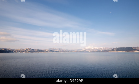 See Tazawa im Winter mit Akita-Komagatake im Hintergrund Stockfoto