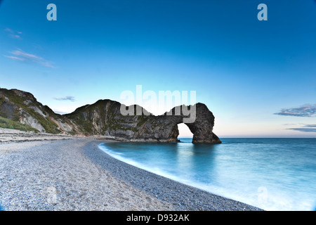 Mit Blick auf Durdle Door vom Strand entfernt. Das Abendlicht, Herstellung von sanften Farben am Ende des Tages. Stockfoto