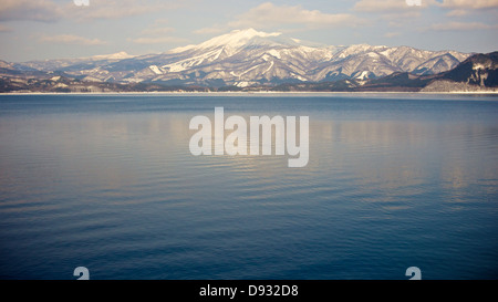 See Tazawa im Winter mit Akita-Komagatake im Hintergrund Stockfoto