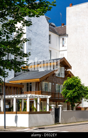Großen Wohnblocks, die ein kleines Chalet in der Napoleon III überragen Stil in Vichy (Frankreich) Châlet Napoléon III (Vichy) Stockfoto