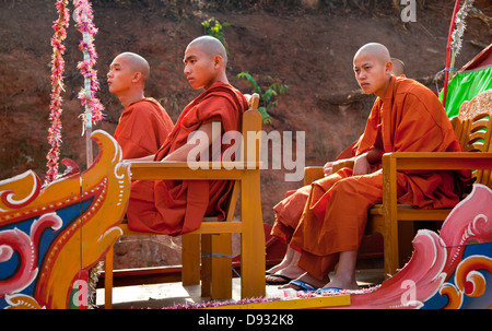 Prozession für junge Männer in einem buddhistischen Kloster in KENGTUNG auch bekannt als KYAINGTONG - MYANMAR Stockfoto