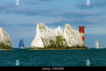 Zwischen Pest und Cholera weißen Segeln Segeln vorbei an den Nadeln Leuchtturm Isle Of Wight Stockfoto