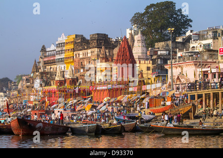 Ghats an den Ufern des Ganges Fluß in der Heiligen Stadt Varanasi Stockfoto