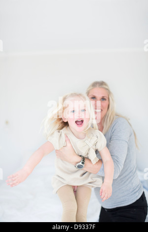 Mutter mit Tochter spielen Stockfoto