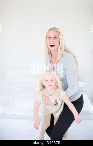 Mutter mit Tochter spielen Stockfoto