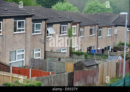 Eine Reihe von Häusern in den Midlands. Affordable Reihenhaus wohnen in einer neuen Stadt auf der Suche ein bisschen schlimmer nach Verschleiß. Stockfoto