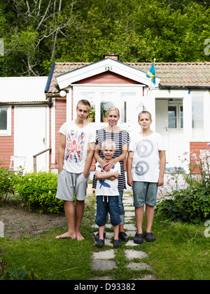 Mutter und seinen drei Söhnen vor Wochenendhaus Stockfoto