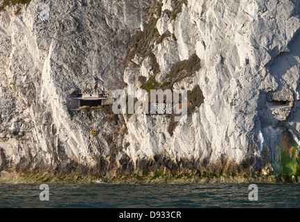 Geschützstellungen an der Basis der Kreidefelsen in der Nähe von Alum Bay Isle Of Wight England UK Stockfoto