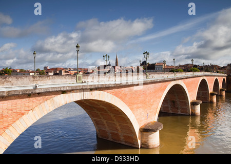 Die Vieux Pont und den Fluss Dordogne in Bergerac, Frankreich. Stockfoto