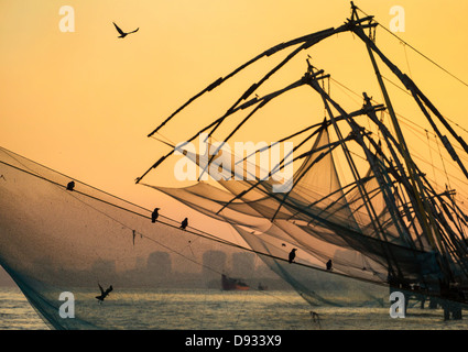 Chinesischen Fischernetz bei Sonnenaufgang in Cochin (Fort Kochi), Kerala, Indien Stockfoto