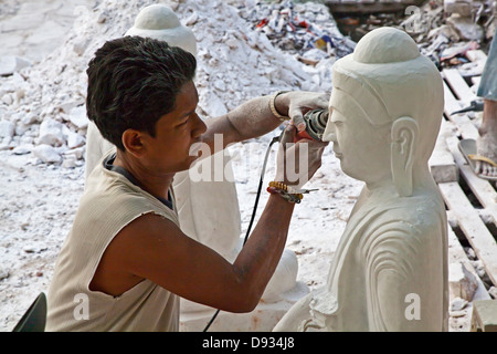 Das Schnitzen von BUDDHA-Figuren ist eine lebendige Kunst in MANDALAY - MYANMAR Stockfoto